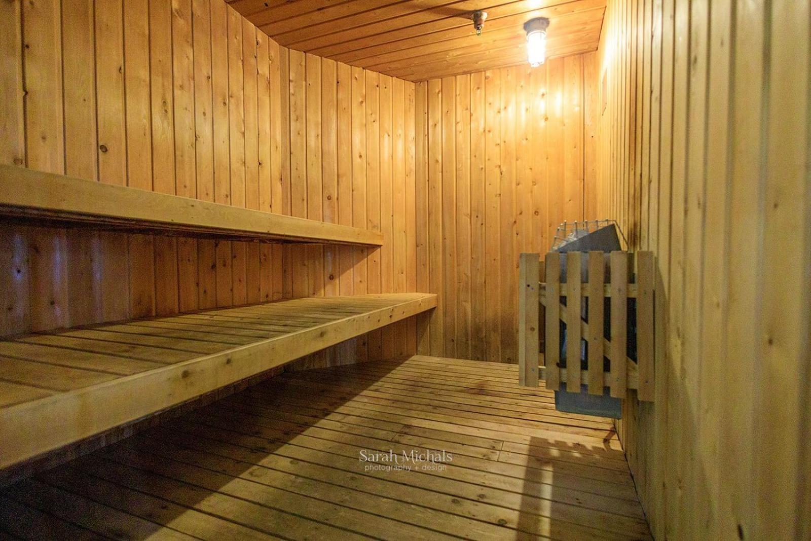 Mountain Host Motor Inn Iron Mountain Extérieur photo